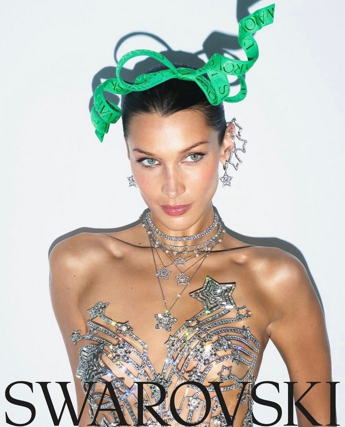 Ничего кроме кристаллов на голой груди: Белла Хадид поразила своими сияющими нарядами и плоскими "ушками спаниеля" Ничего кроме кристаллов на голой груди: Белла Хадид поразила своими сияющими нарядами и плоскими "ушками спаниеля"