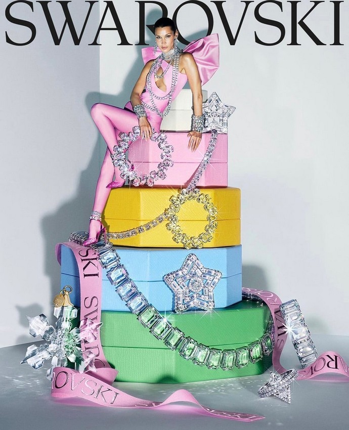 Ничего кроме кристаллов на голой груди: Белла Хадид поразила своими сияющими нарядами и плоскими "ушками спаниеля" Ничего кроме кристаллов на голой груди: Белла Хадид поразила своими сияющими нарядами и плоскими "ушками спаниеля"