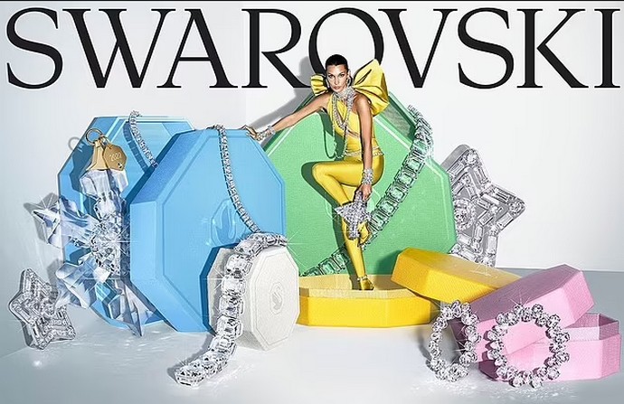 Ничего кроме кристаллов на голой груди: Белла Хадид поразила своими сияющими нарядами и плоскими "ушками спаниеля" Ничего кроме кристаллов на голой груди: Белла Хадид поразила своими сияющими нарядами и плоскими "ушками спаниеля"