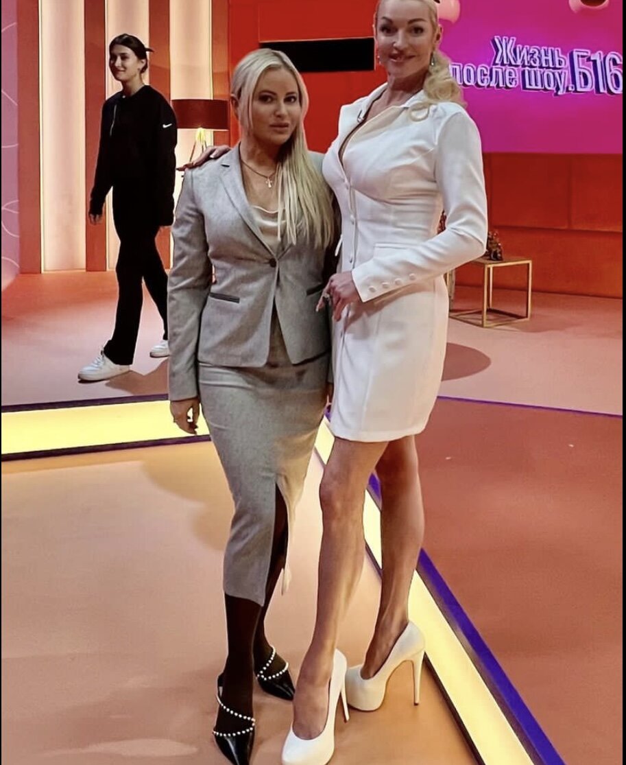 «Одного года рождения»: Дана Борисова и Анастасия Волочкова в допотопных нарядах не могут решить, кто из них выглядит лучше