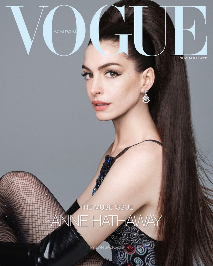 Энн Хэтэуэй сияла на обложке Vogue Hong Kong в ультракоротких нарядах от известных брендов