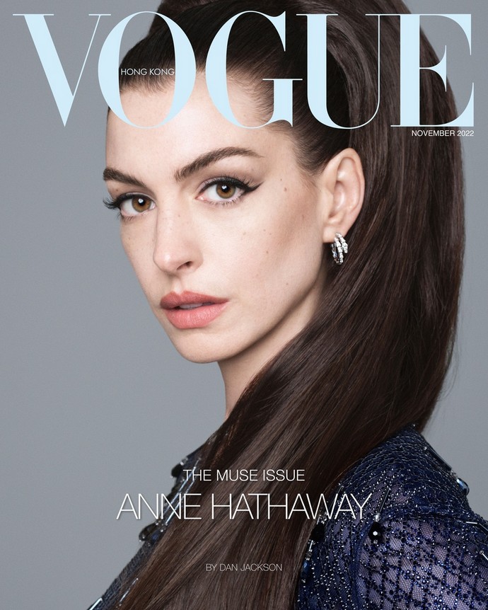 Энн Хэтэуэй сияла на обложке Vogue Hong Kong в ультракоротких нарядах от известных брендов