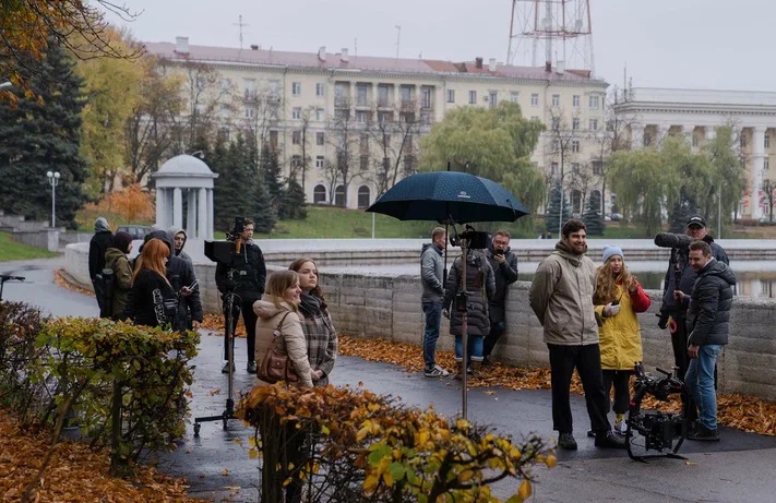 Героями новой комедии Айсурат Шамановой стали Екатерина Гусева, Марина Федункив и Владимир Сычев