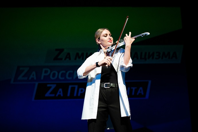 Оскар Кучера и Елена Север стали ведущими концерта агитбригады «Русского Радио» в Костроме