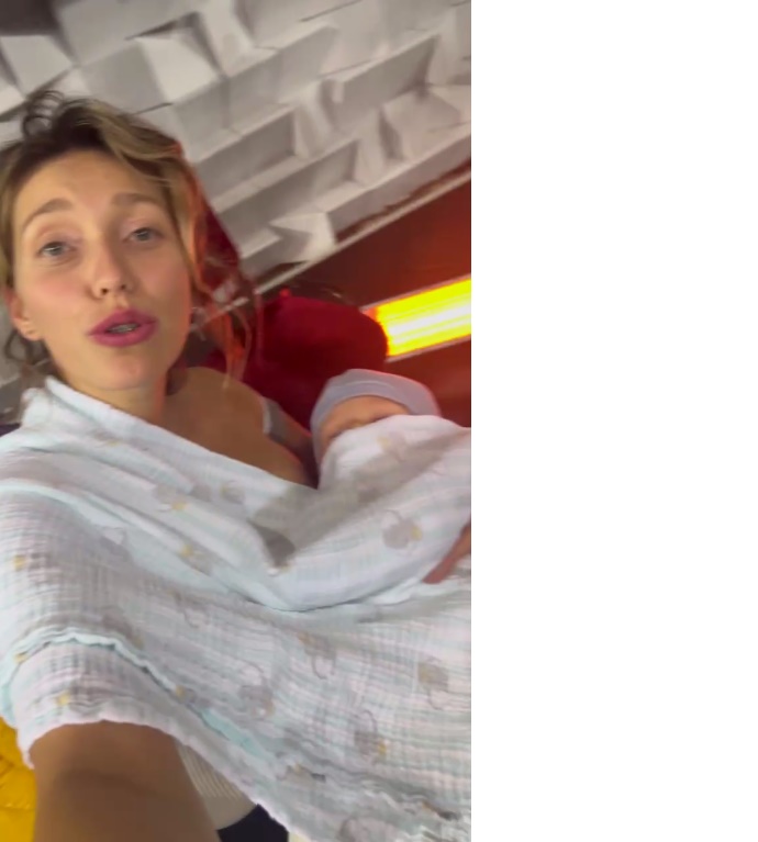 Регина Тодоренко поделилась очередным видео процесса грудного вскармливания своего малыша Мира