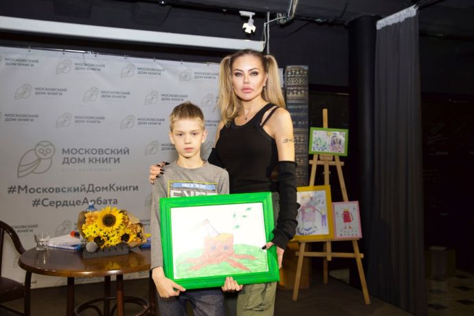 Елена Галицына собрала взрослых и детей на презентации своей необычно важной книги "Я - Земля"