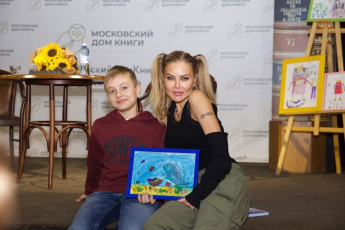 Елена Галицына собрала взрослых и детей на презентации своей необычно важной книги "Я - Земля"