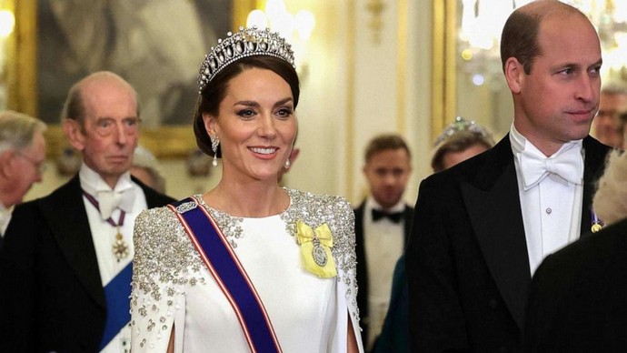 Кейт Миддлтон при встрече с африканским президентом решила продемонстрировать ему самые оригинальные украшения королевского дома