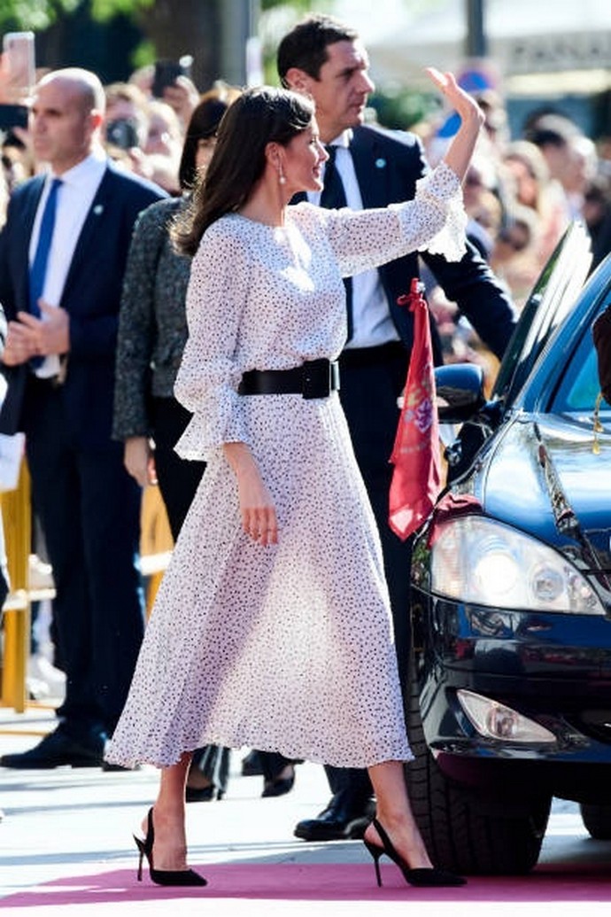 Королева Летиция чуть не навернулась с лестницы во время церемонии вручения Rei Jaume Awards, а её муж даже руки ей не подал