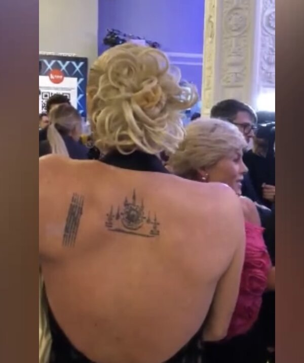 «Баба - гора»: Анастасия Волочкова могучей спиной в татуировках едва не придавила хрупкую жену своего бывшего Елену Николаеву