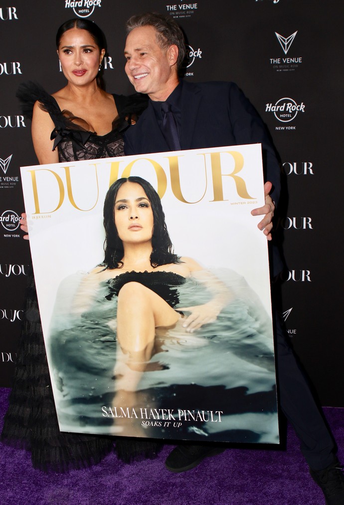 "Сальма Хайек впитывает это": Журнал «DuJour» сделал снимки актрисы в неглиже прямо в ванне с водой