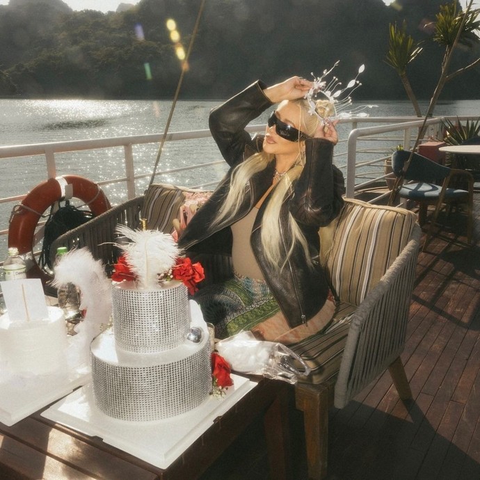 Вертолет, лодка, океан и горы: Кристина Агилера очень оригинально отметила свой день рождения