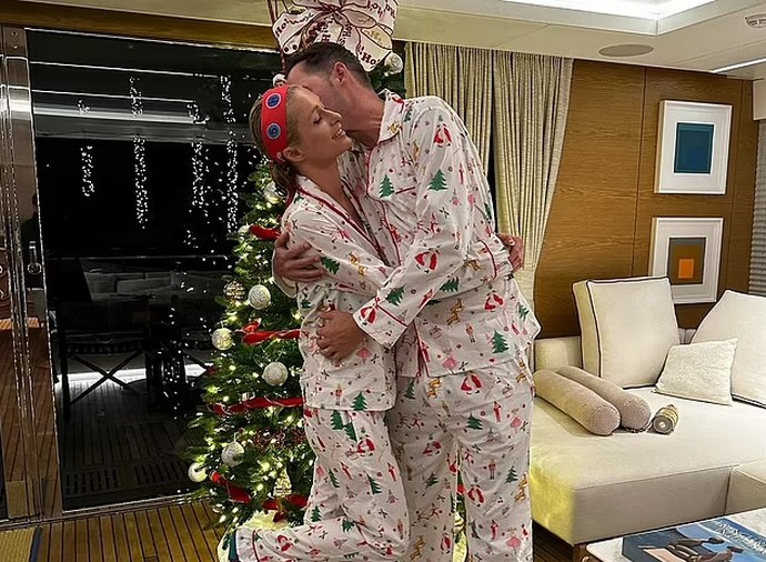 Чулки, подвязки, пижамы и яхта: Как отпраздновала Рождество Пэрис Хилтон?