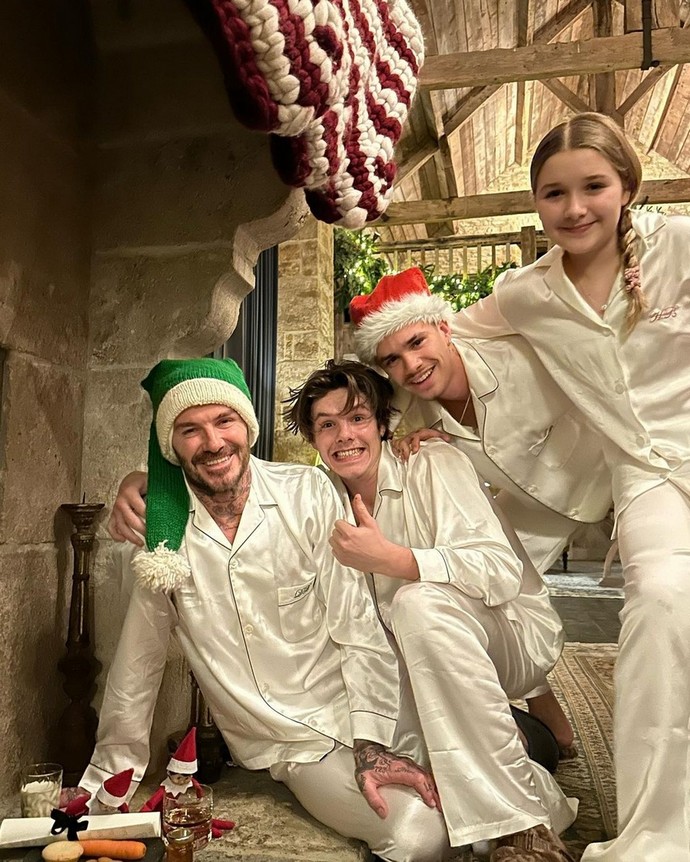 Что не так в семье Бекхэмов? Пока Дэвид и Виктория празднуют Рождество с младшими детьми, Бруклин отмечает Хануки
