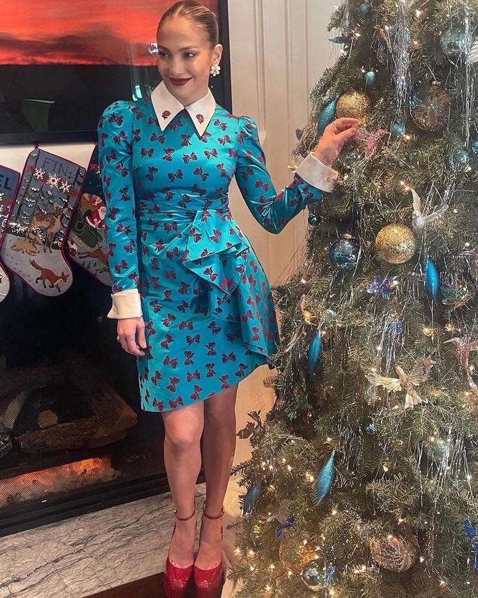 «Платье, как у секретарши»: Рождественский наряд Дженнифер Лопес вызвал неоднозначную реакцию в Сети