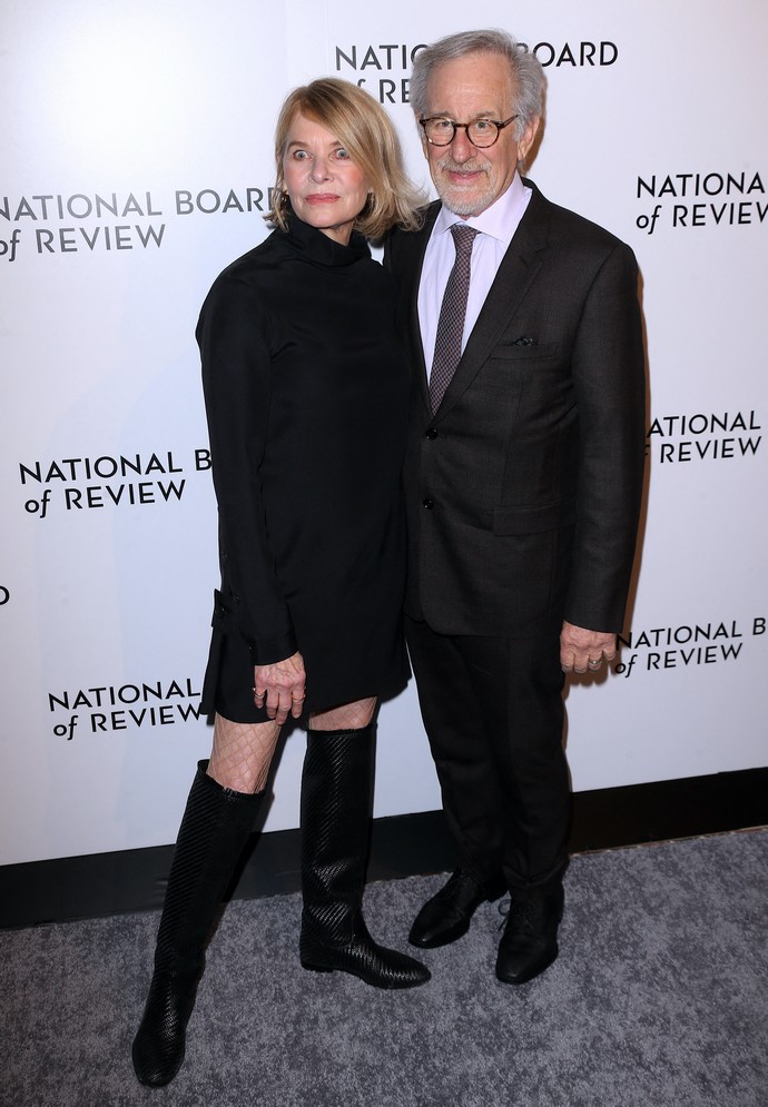 Сиенна Миллер и Жанель Моне предпочли ретро-шик, а 69-летняя жена Стивена Спилберга оделась не по возрасту на вручении наград Национального совета