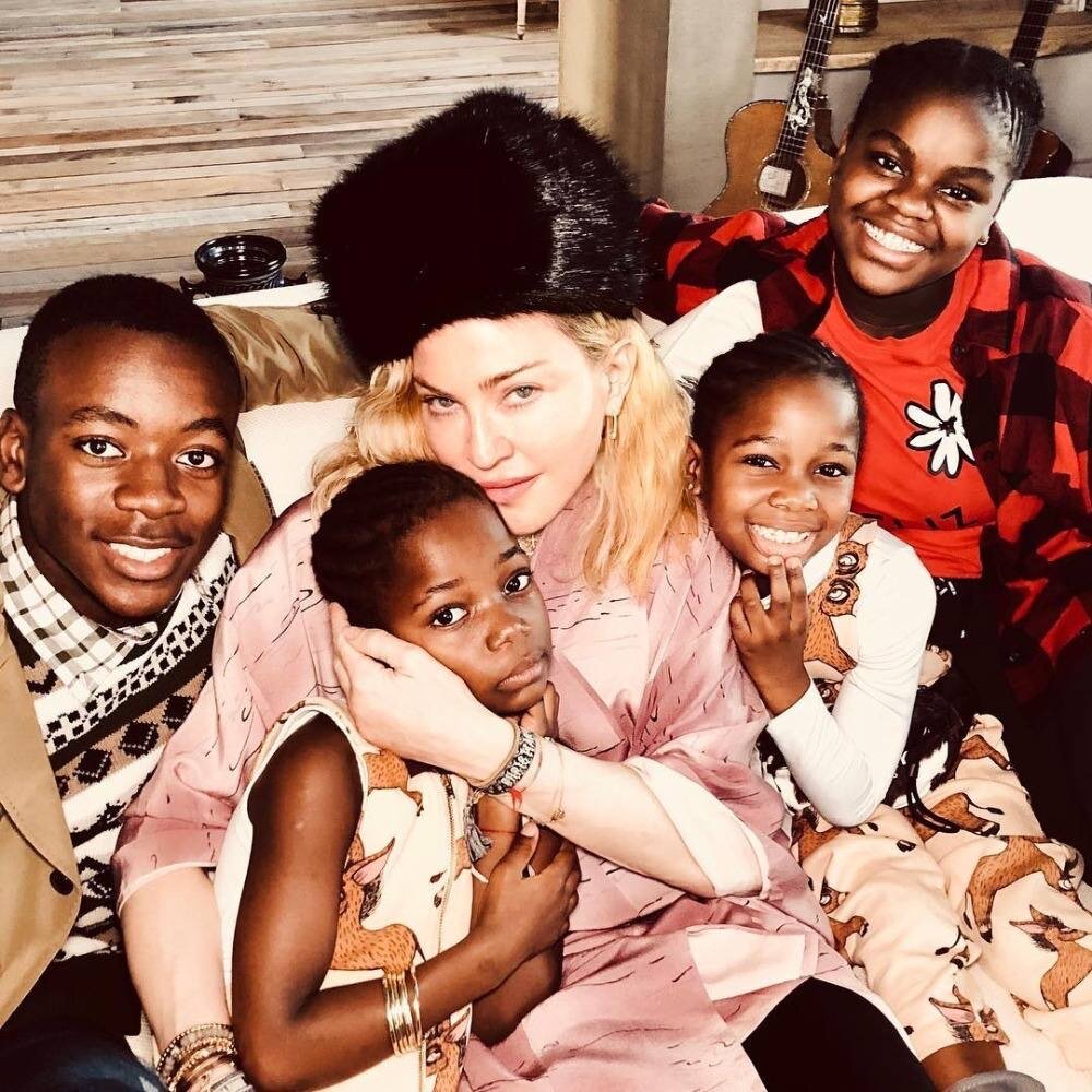 Певицу Мадонну заподозрили в торговле детьми