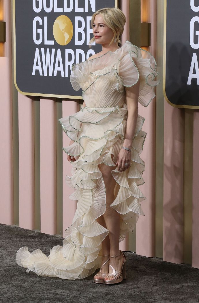 Сальма Хайек, как всегда, блистала в бархатном платье с откровенным декольте, Эдди Рэдмейн поразил всех цветком на пиджаке, а Мишель Уильямс превратилась в русалочку на церемонии "Золотого Глобуса"