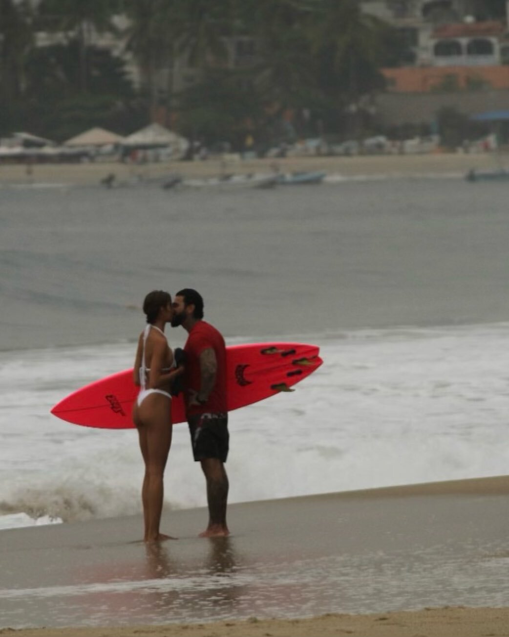 Валя Иванова и Тимати целовались на пляже, но снимок никак не тянет на случайный