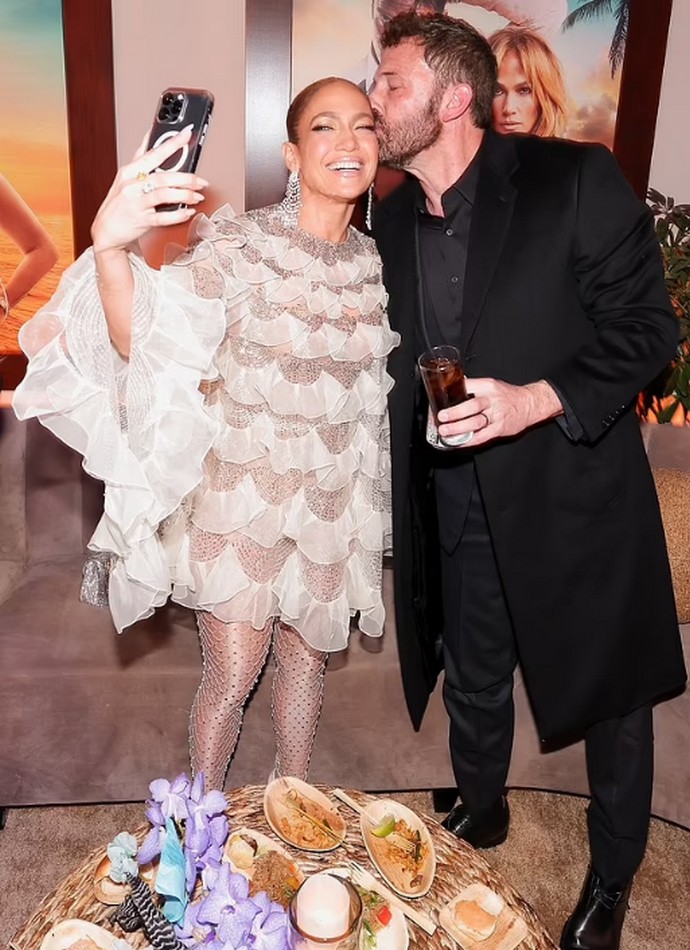 Дженнифер Лопес в «голом» платье блистала на премьере фильма «Моя пиратская свадьба» Дженнифер Лопес в «голом» платье блистала на премьере фильма «Моя пиратская свадьба»