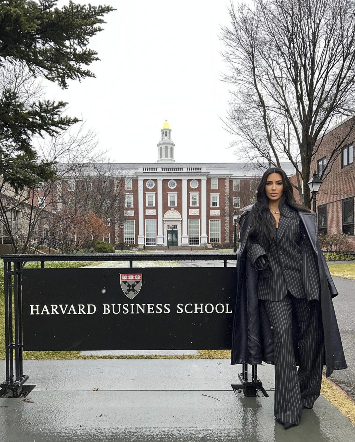 "Не умничай": Ким Кардашьян высмеяли за выступление в Гарвардской бизнес-школе