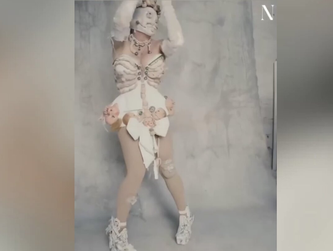 Понравится ли жителям мусульманской республики?: Мадонна устроила странную фотосессию для азербайджанского журнала, облачившись в наряд с частями детских тел