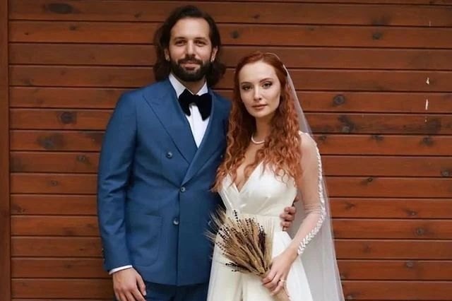 Матери звезд сериала "Постучись в мою дверь" Башак Гюмюлджинелиоглу и Чагры Чытанак под завалами в Турции