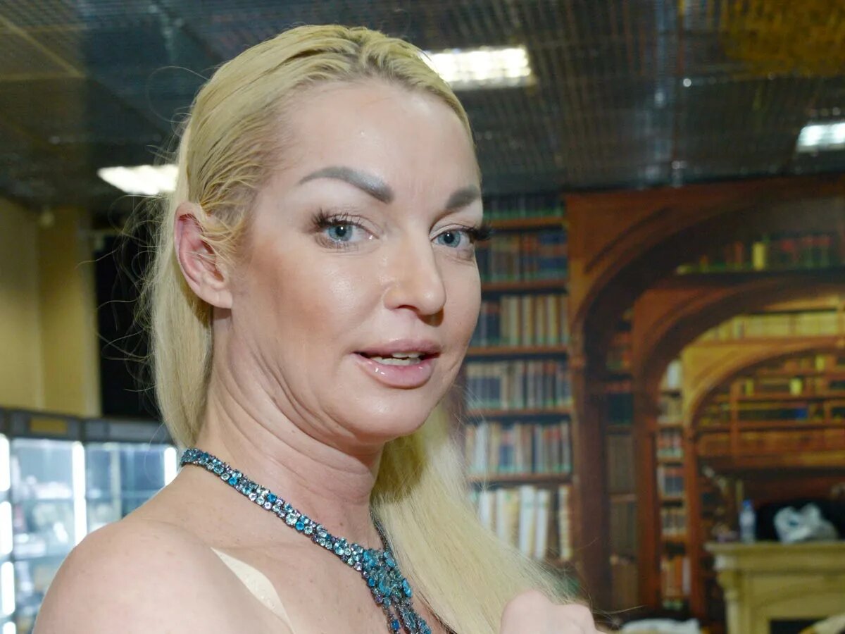 Анастасия Волочкова поздравила подписчиков с Днём Святого Валентина, позируя без лифчика в прозрачных микро-трусиках