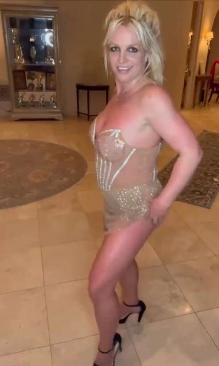 Бритни Спирс с округлившимся животиком впихнула своё тело в очередной "недоразумический" наряд