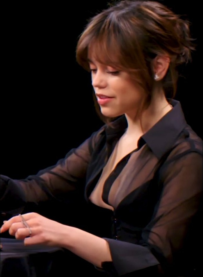 Во время шоу у Дженны Ортега выскочила грудь Во время шоу у Дженны Ортега выскочила грудь