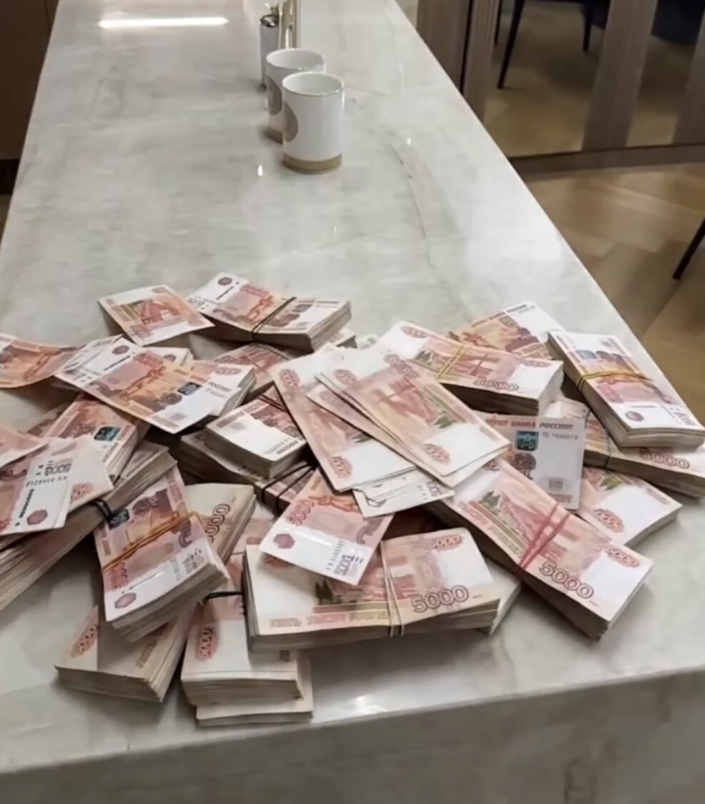 Жена Павла Мамаева Надежда Санько похвасталась горой денег и нелестно высказалась о дочери футболиста и Аланы Мамаевой