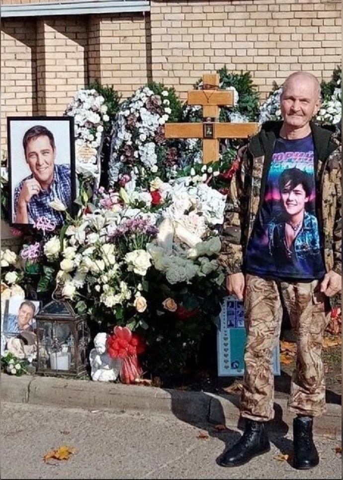 «Я тоже вырос в детдоме»: за могилой Юрия Шатунова бесплатно ухаживает 58-летний сирота
