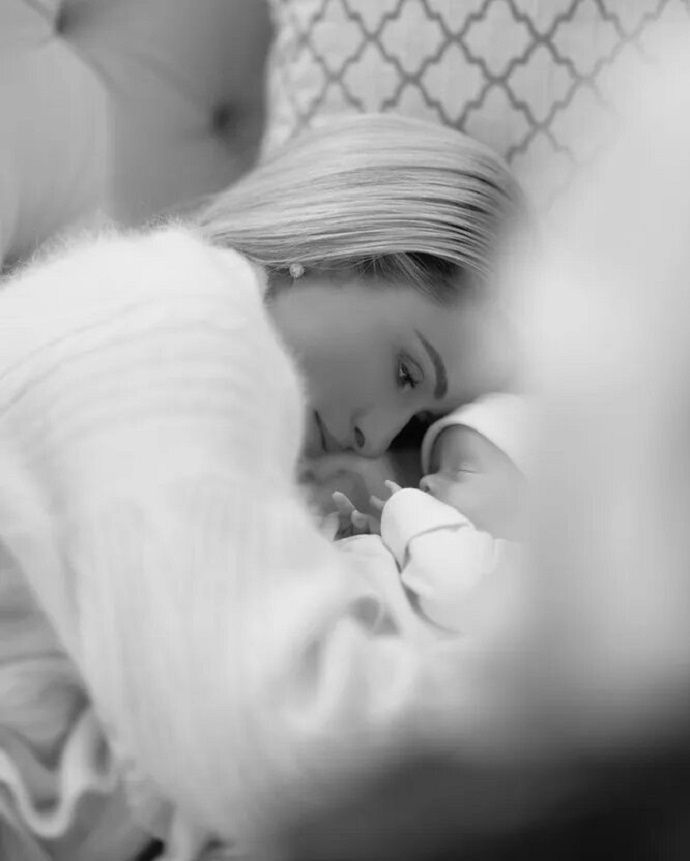 «Мамин день»: Пэрис Хилтон опубликовала снимки с первой фотосессии 2,5-месячного сына от суррогатной матери 