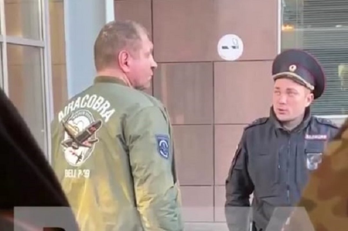 Вдрызг пьяный Александр Емельяненко справил нужду в аэропорту и обматерил сотрудника, самолёт задержан, а весёлые полицейские устроили фотосессию