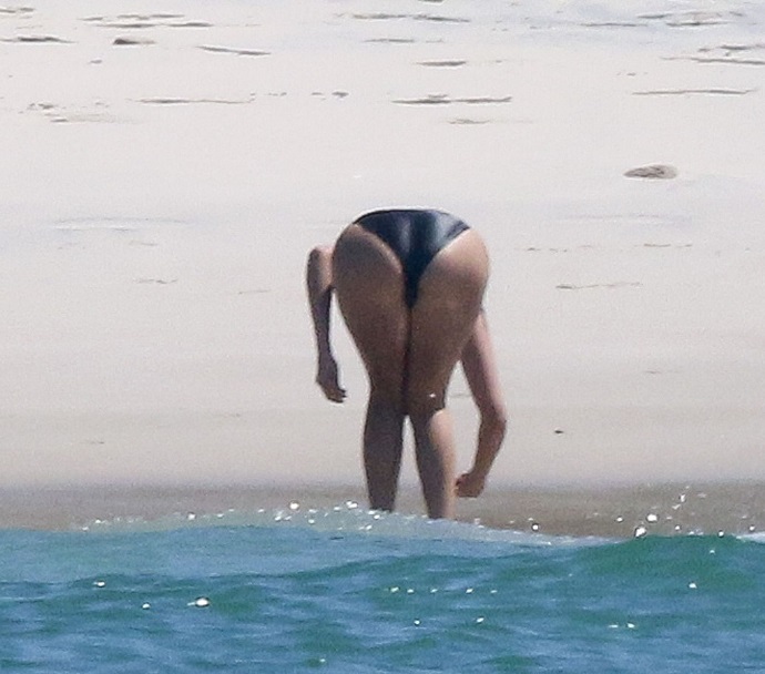 Селена Гомес поразила размерами своей груди. ТОП фото Селены Гомес, сделанные папарацци на пляже