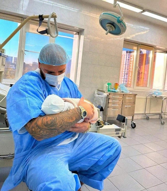 Соавтор хита «Грустный дэнс» рэпер Артем Качер поделился фото с новорожденным первенцем 