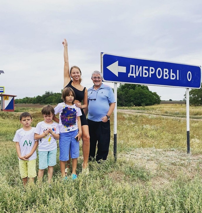 «Что теперь делать?»: жена Дмитрия Диброва так сильно расстроена его увольнением, что привела в дом священника