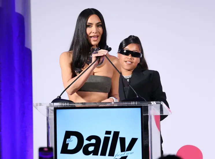 Ким Кардашьян с почти оголенной грудью и дочерью, изнеможденная Гвинет Пэлтроу и Бри Ларсон в нелепом платье на церемонии вручения наград премии The Daily Front Row