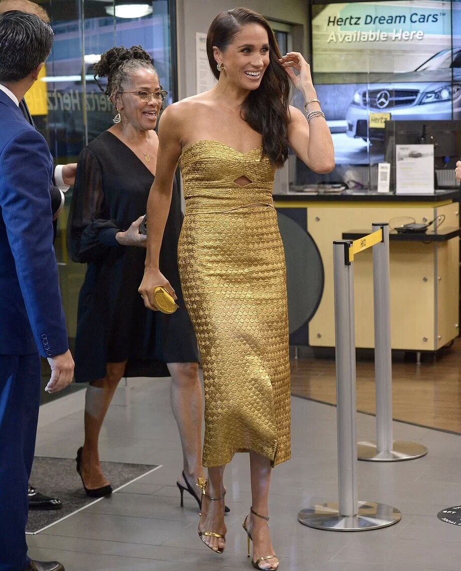 «Никак не придёт в форму»: квадратная Меган Маркл в неудачном платье впервые за долгое время вышла в свет