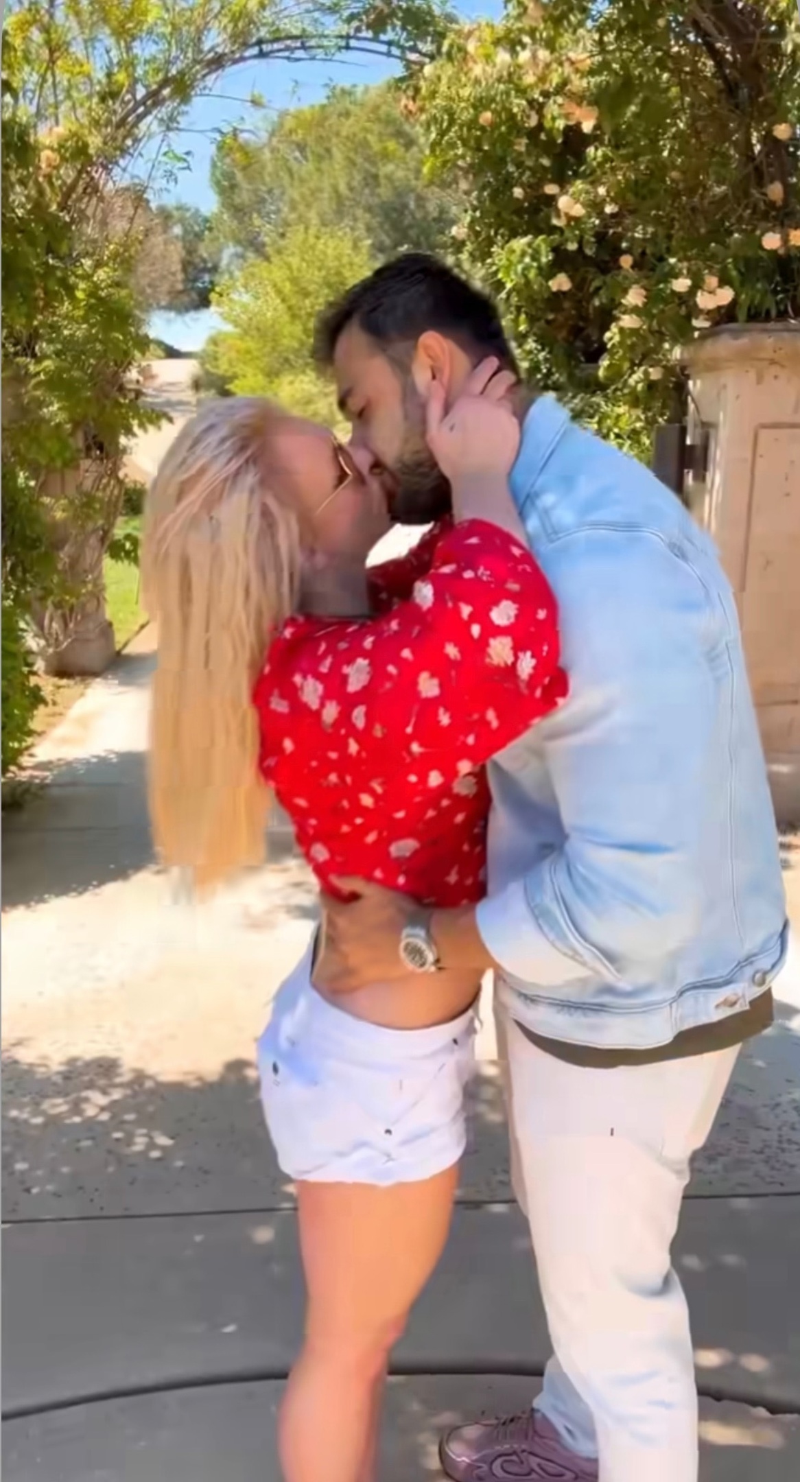 Бритни Спирс опубликовала видео с мужем на фоне слухов о разводе
