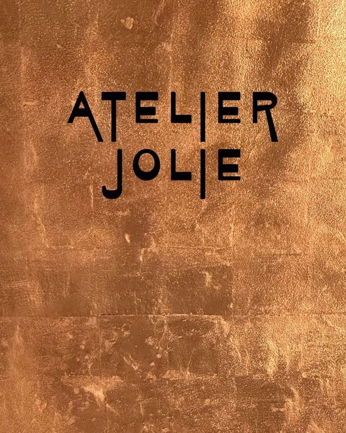 Анджелина Джоли открывает свой модный дом, в котором дизайн одежды будут разрабатывать сами клиенты
