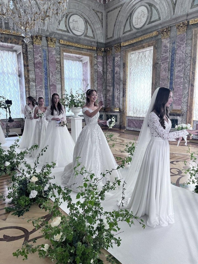 100 невест: певец SHAMAN женился на своих поклонницах в новом клипе 