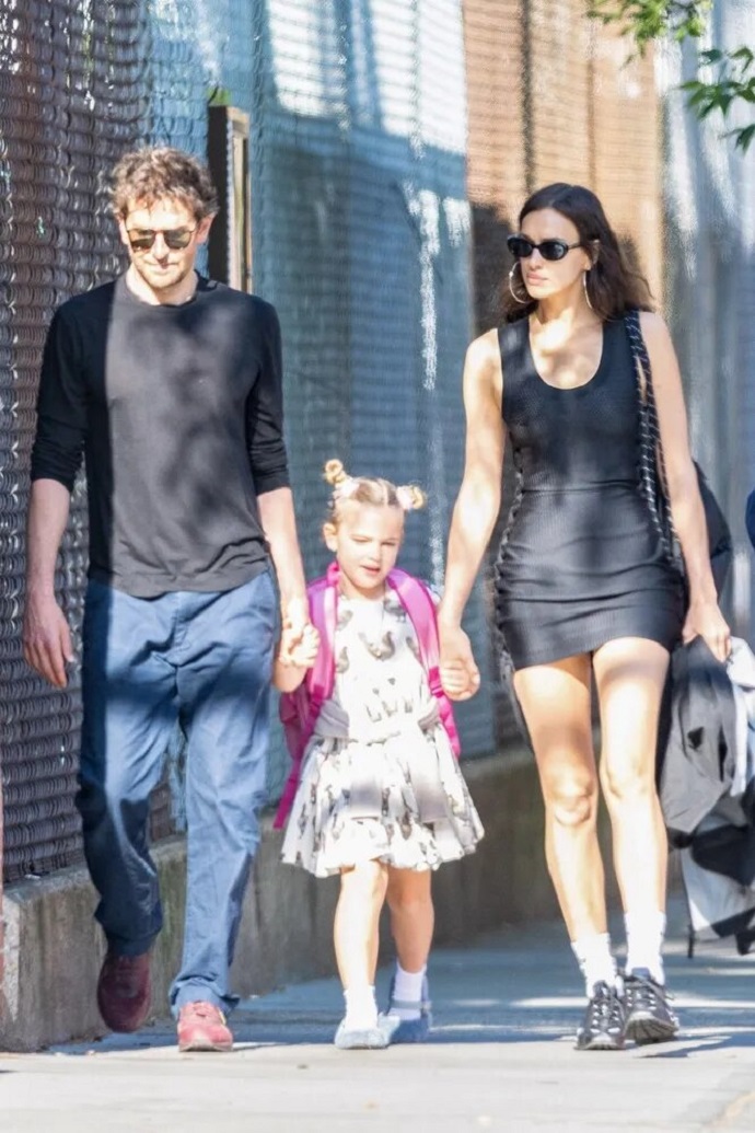 Снова вместе: папарацци засняли Ирину Шейк на семейной прогулке с Брэдли Купером и маленькой дочкой Леей 