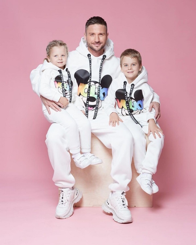 Сергей Лазарев опубликовал семейный снимок с подросшими детьми в одинаковых костюмах 