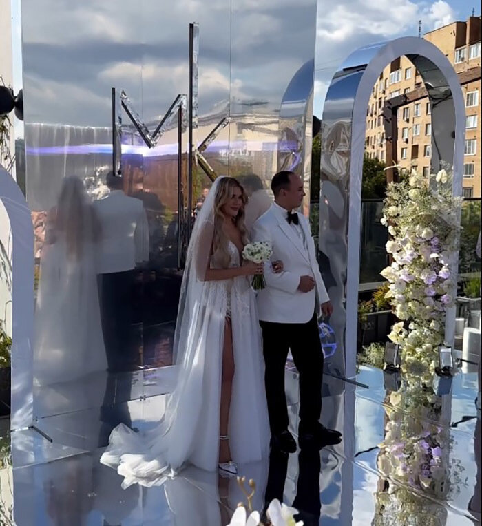«Слишком дорого»: диджей Катя Гусева предстала перед гостями своей свадьбы в платье за 4 миллиона рублей и дешёвых трусах