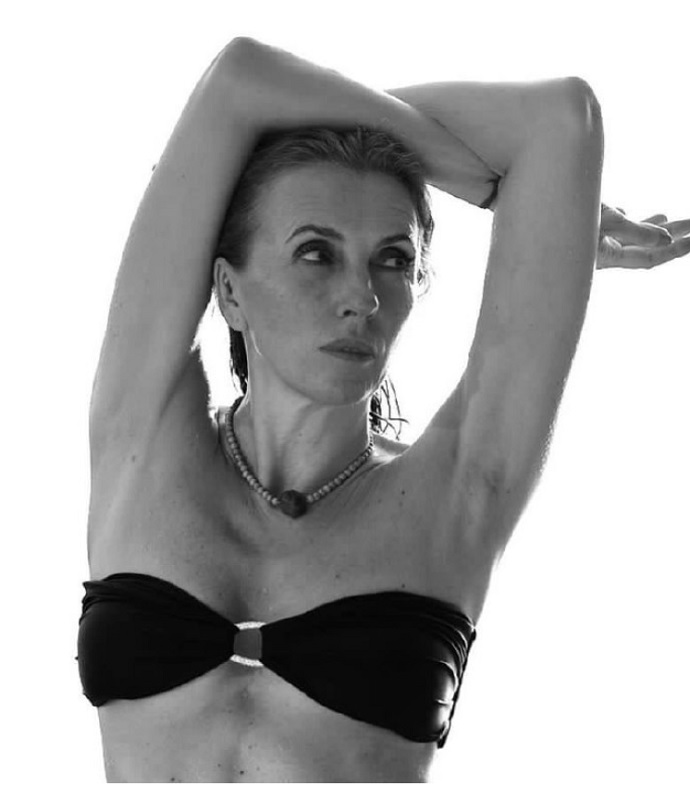 54-летняя  Светлана Бондарчук показала смелый снимок в бикини и потрясла грудью на московских улицах.  ТОП фото Светланы Бондарчук для Playboy