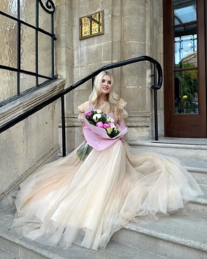 «Красиво»: 22-летняя дочь Александра Малинина показала фото в платье невесты