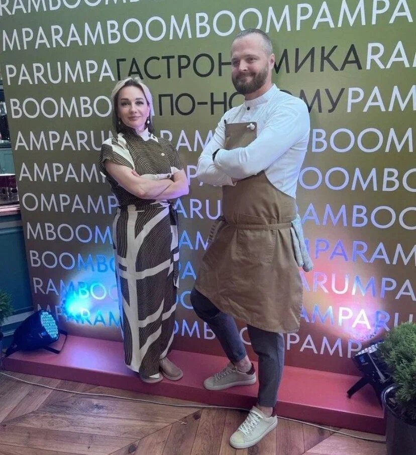 Посвежевшая после косметолога Татьяна Буланова пришла на открытие своего ресторана