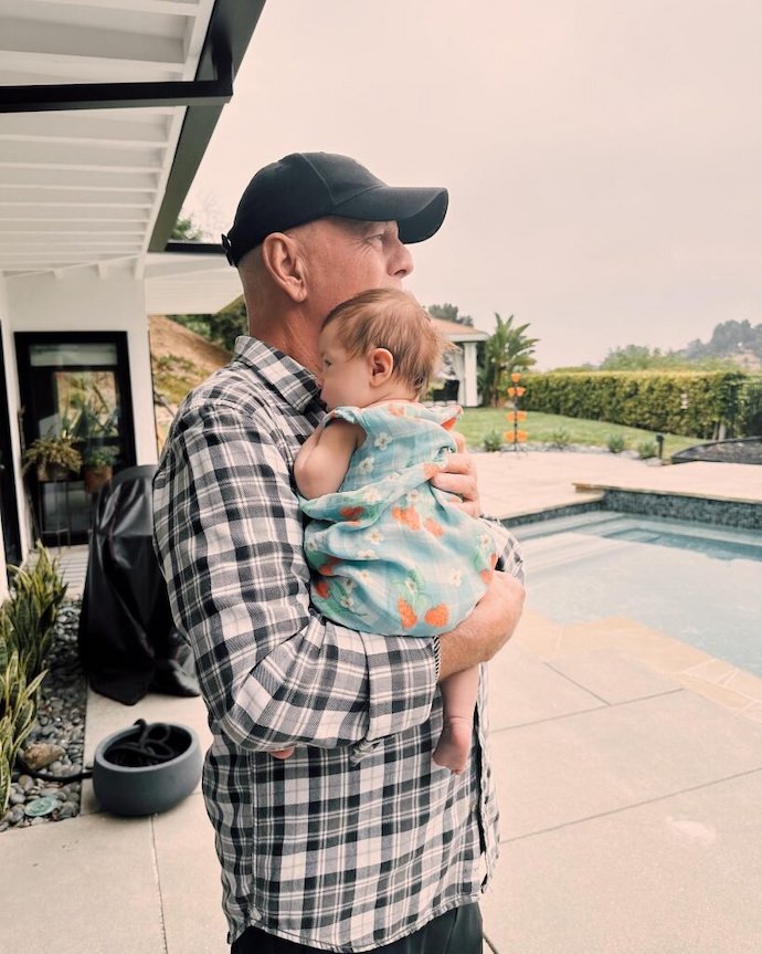 «Чистые и красивые»: дочь Брюса Уиллиса опубликовала его первые фотографии с маленькой внучкой