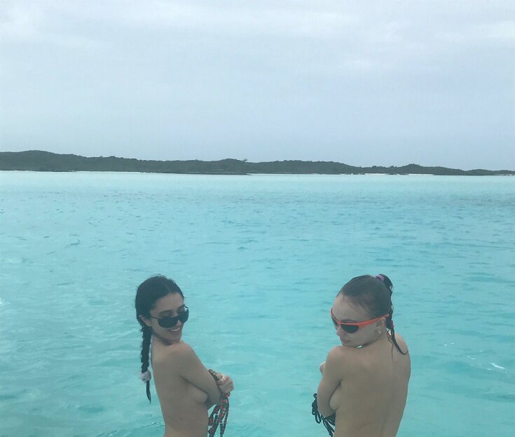 На фоне провала фильма «Идол» Лили Роуз Депп ходит по городу с торчащими сосками и странной подругой. ТОП дерзких фото оторвы Лили Роуз Депп На фоне провала фильма «Идол» Лили Роуз Депп ходит по городу с торчащими сосками и странной подругой. ТОП дерзких фото оторвы Лили Роуз Депп